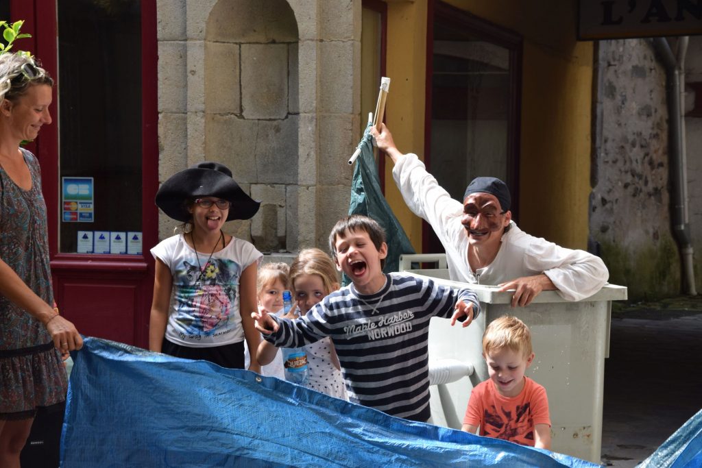 Équipage jeune public paré à l'attaque au Festival de rue d'Aurillac.