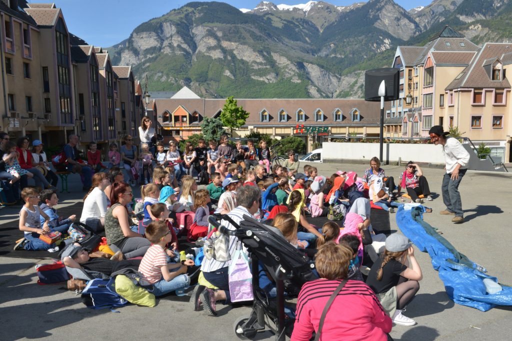 Spectacle de rue pour le jeune public ici à Saint Jean de Maurienne en Savoie